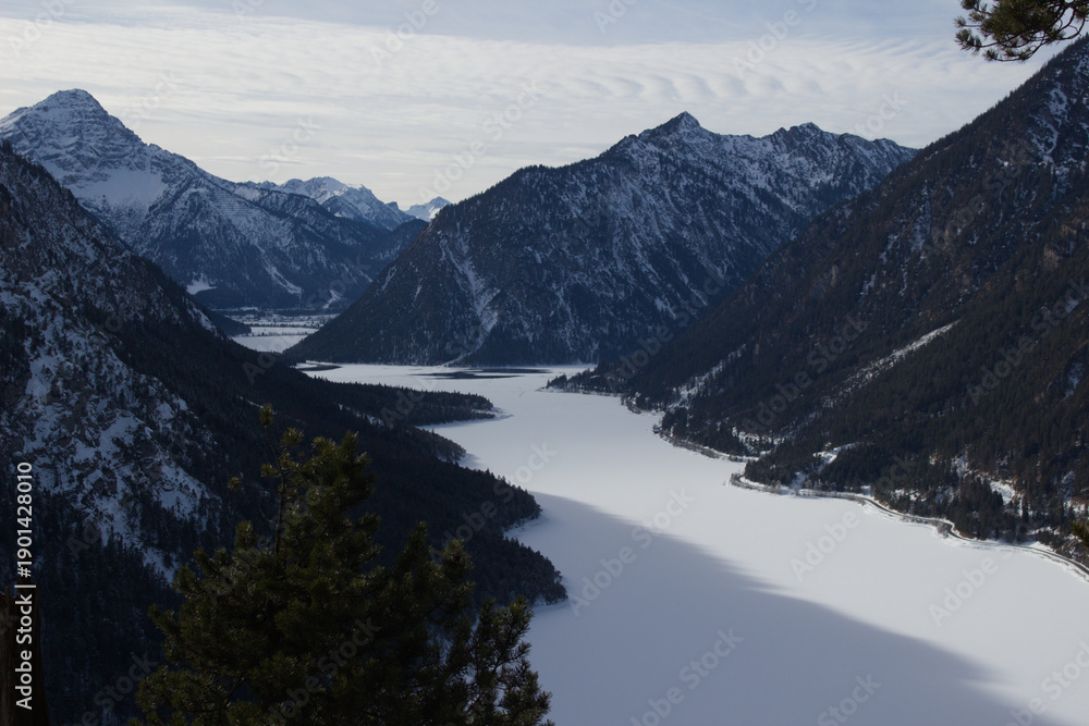 Obraz premium Frozen Plansee lake in Austrian Alps, winter mountain landscape in Tyrol