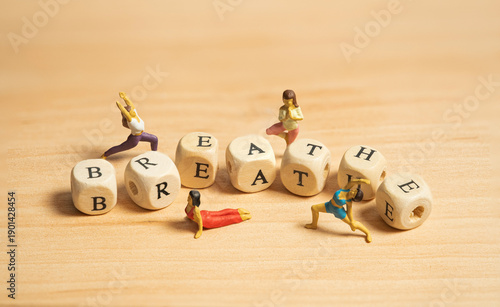 Breathe, Holzwürfel mit kleinen Yogafiguren