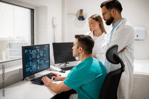 Quadro su tela Medical team analyzing mri scan results on computer