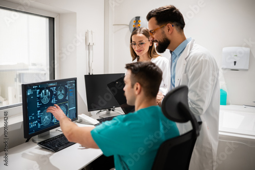 Fotografia Medical team analyzing brain mri scan results