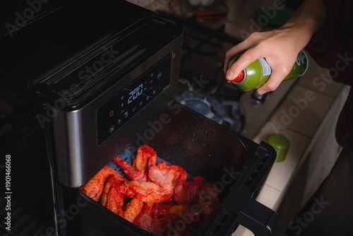 Preparation of chicken wings in an air fryer, homemade.