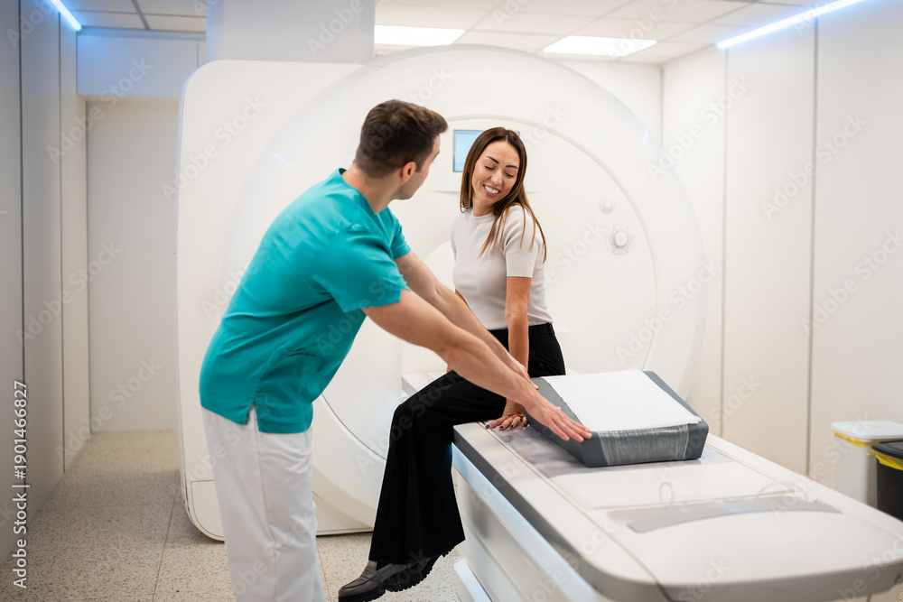 Obraz premium Healthcare professional assisting patient with mri scan