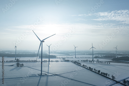 Windenergie - Windrad aus der Vogelperspektive in winterlicher Landschaft