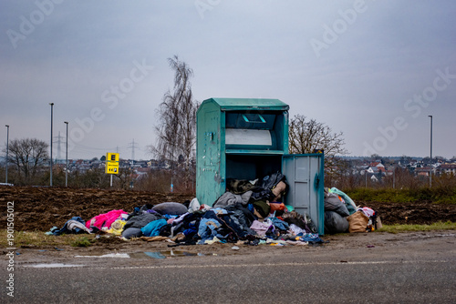 Völlig überfüllter Altkleider Container