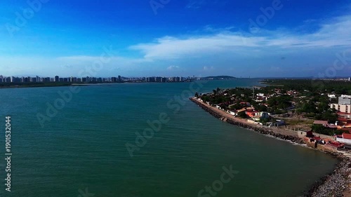 Rio sergipe passando a frente da praia da Barra dos Coqueiros