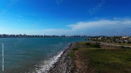 Voando acima do encontro do rio com a costa