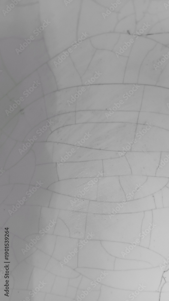 Obraz premium Detailed closeup of cracked white surface with broken pattern