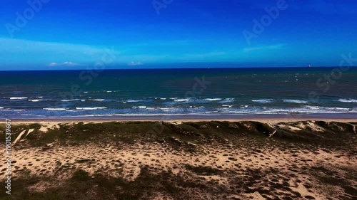 Ondas quebrando na praia