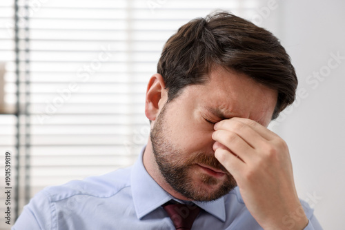 Foto Burnout. Unhappy businessman feeling fatigue in office
