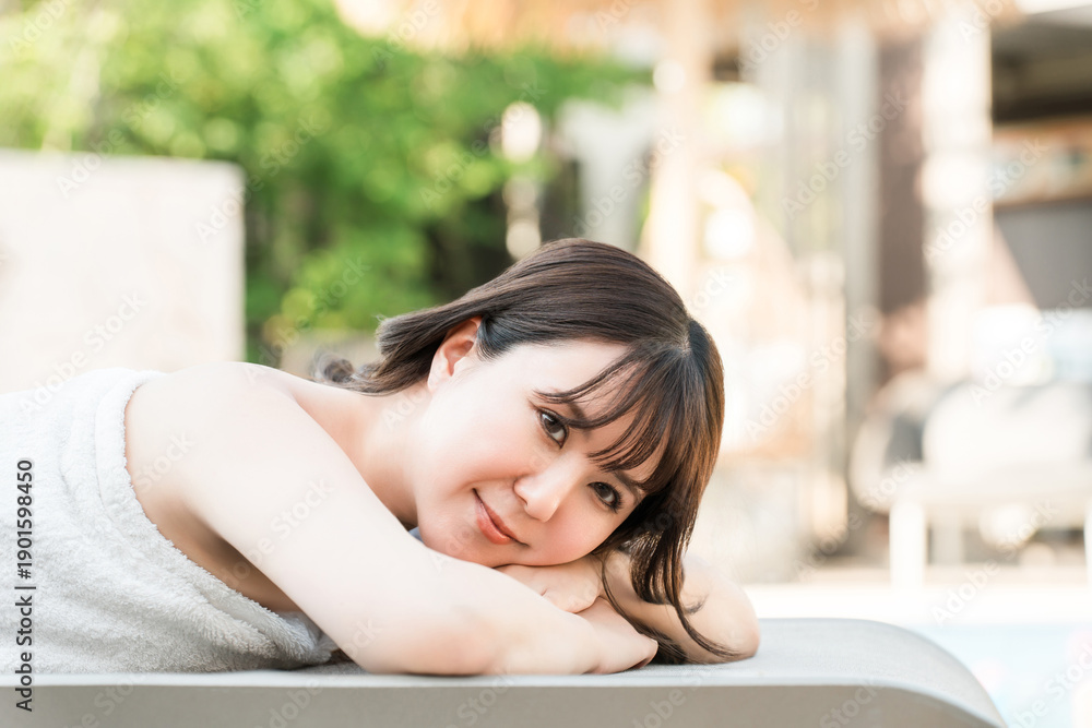 Obraz premium A woman receiving a massage at a tropical spa, beauty salon, or beauty salon