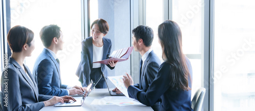 ビジネスパーソン　会議　プレゼン　ミーティング