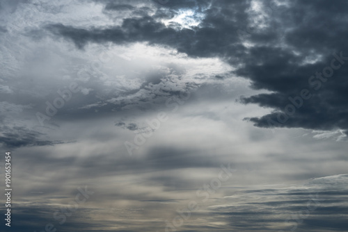 Fotografia Stormy winter weather sky with patterns of dark and light clouds, as a moody nat