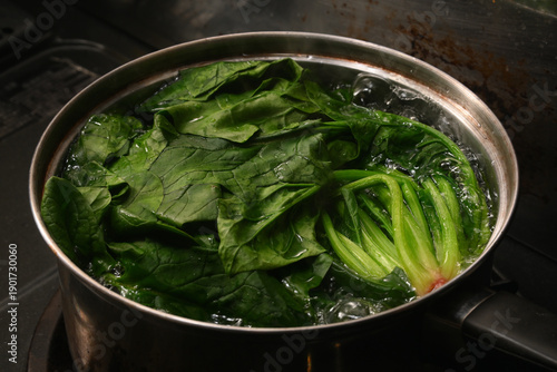 ほうれん草を茹でている様子