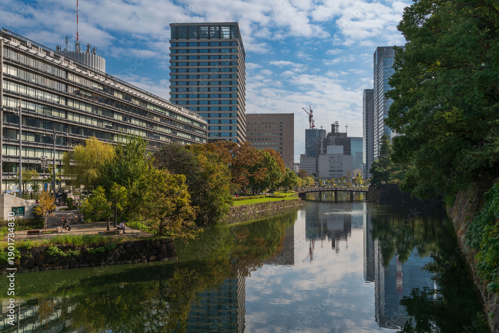 Obraz premium The Hirakawa moat at the walls of the Imperial Palace East National Gardens near the Takebashi Subway Station in the Chiyoda City on a sunny autumn day, Tokyo, Japan