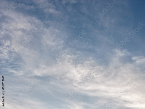 Tableau sur toile Expansive blue sky featuring delicate, wispy cirrocumulus clouds gracefully drif