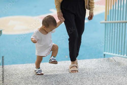 Cuadro en lienzo Mother help baby walk up stair