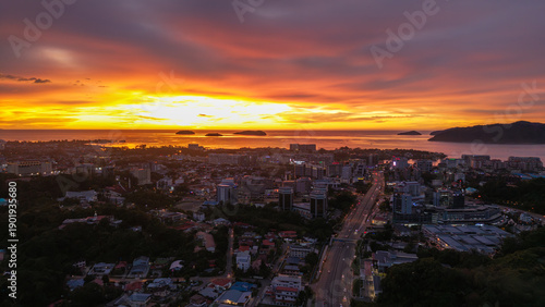 Quadro su tela Beautiful sunset with dramatic burning cloud in Kota Kinabalu, Sabah, Malaysia