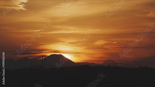 富士山とよみうりランドのシルエットに沈む夕日｜多摩川の黄昏とノスタルジックな風景