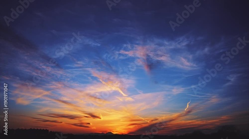 壮大な夕焼けの地平線｜多摩川の空に広がるダイナミックな雲とマジックアワーの輝き