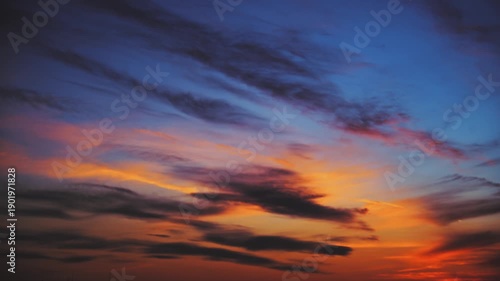 黄昏のドラマチックな雲｜青と橙のコントラストが描くエモーショナルな空の表情