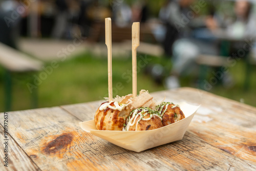 Foto Takoyaki - traditional Japanese street food, outdoor snack with octopus Takoyaki