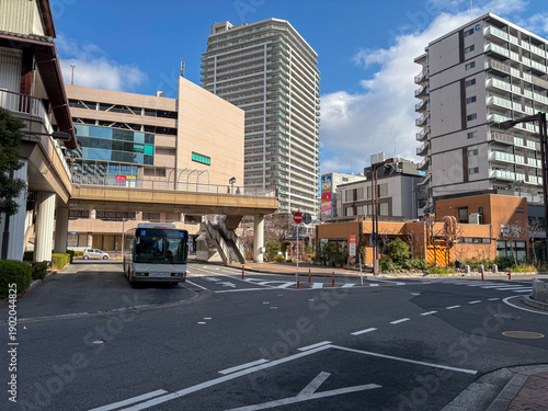 滋賀県のJR草津駅の都会的な駅前の風景
