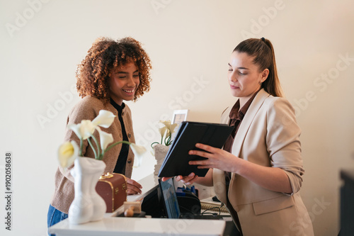 Foto Client checking in at wellness spa reception desk