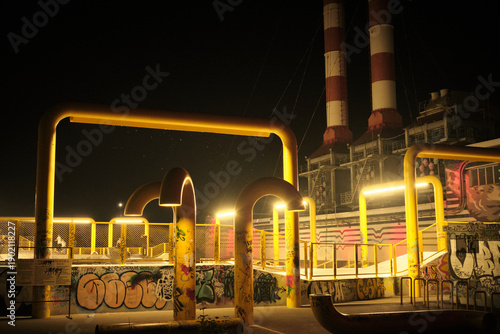 Foto Old thermal power plant highlighted in the night