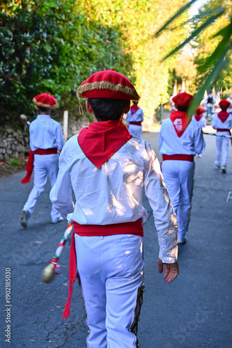 Défilé de jeunes danseurs dans la rue au pays basque