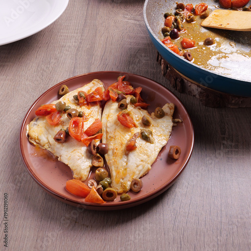 Filetti di orata con pomodorini, capperi e olive, cotti in padella