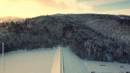 Zima w górach, Beskid Śląski z lotu ptaka. Zapora na Wiśle