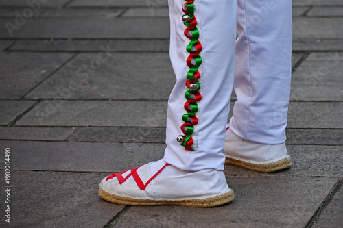 Obraz na plátně Les chaussons de danse et le pantalon brodé d'un danseur makilari, au pays basqu