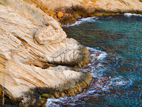 Foto Serene coastal scene, Tranquil seaside pool encased by rugged mosscovered rocks