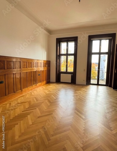Foto Sunlight bathes the empty room's parquet floors, whispering tales of bygone Vien