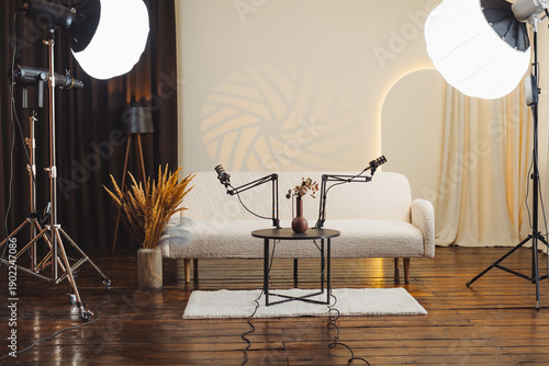 Fotografia Podcast setup in a studio for interviews about education with microphones and li