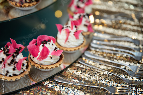 Kremowe babeczki na pięknym stole ze słodkościami