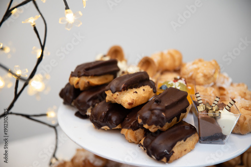 Talerz słodkich wypieków na talerzu, na tle białej ściany