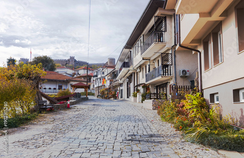 Tableau sur toile Cobblestone street in Ohrid old town with Samuel Fortress in the background, North Macedonia
