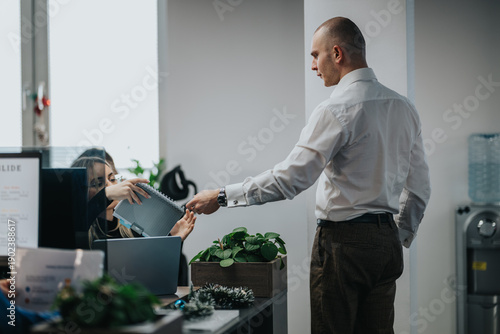 Εκτύπωση καμβά A business employee hands a notebook to a receptionist at a contemporary office