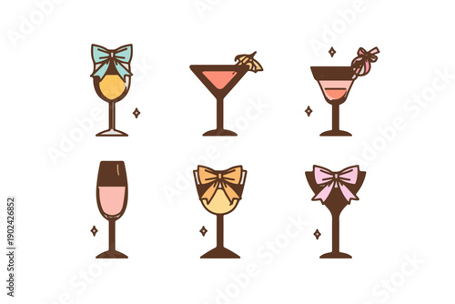 Zestaw sześciu ilustracji koktajli i kieliszków z ozdobnymi kokardkami, na przezroczystym tle.