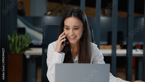 Schilderij op canvas Unhappy Caucasian businesswoman yelling rude talking mobile phone business woman