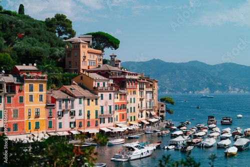 Tableau sur toile Scenic view of Portofino bay with colorful houses marina and clear Mediterranean