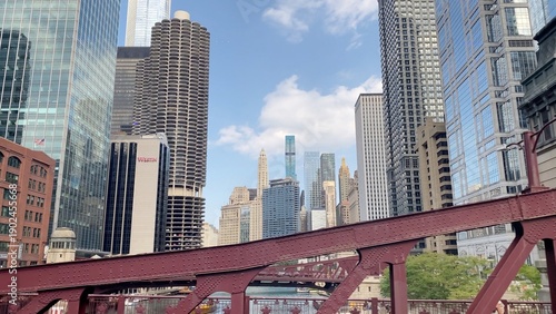 Fotografie Chicago skyline with marina city towers and multiple high-rises framed by the re