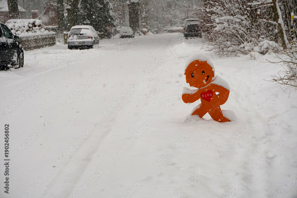 Fototapeta premium Schneefall in der Stadt - Schlid spielende Kinder im Schnee