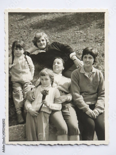 FOTO ANTICA CON GRUPPO IN POSA SUL PRATO