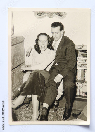 FOTOGRAFIA VINTAGE ANNI 50 CON COPPIA DI GIOVANI SEDUTA