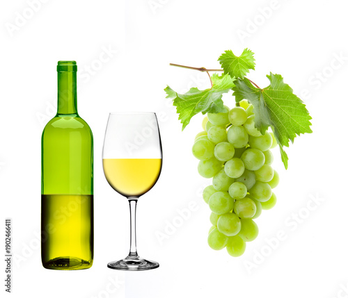 Weiße Weinrebe mit Wißweingals und Weinflasche freigestellt auf weißem Hinter...