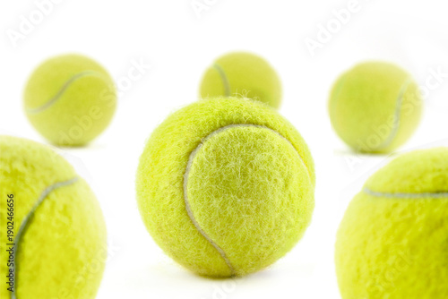 Tennisbällel freigestellt vor weßem Hintergrund