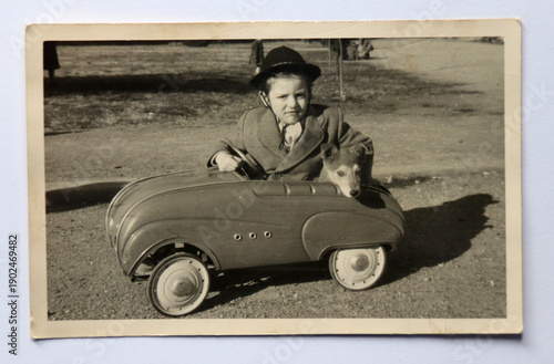 FOTOGRAFIA ANTICA CHE RITRAE UN BAMBINO SOPRA UN AUTOMOBILE IN MINIATURA