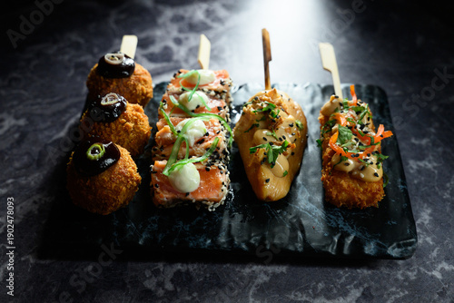 Fotografia Gourmet Japanese fusion skewers with crispy fried toppings
